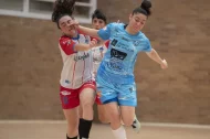 Karen Pons, del Linyola, i Rafaela Da Silva, de l’Estrela, lluiten per la possessió durant el partit. - LA REGIÓN