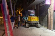 Imatge de l’excavadora dimarts a la nit al carrer Xavier Puig i Andreu.