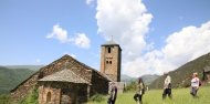 Turistes al costat del temple romànic de Surp, al Pallars Sobirà. - EDGAR ALDANA