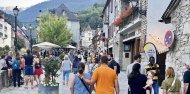 Els turistes omplen els carrers de municipis com Naut Aran aquest cap de setmana, en els inicis de la campanya d’estiu. - ACN
