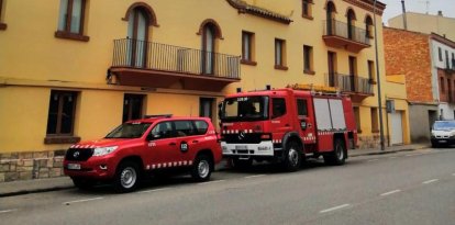 Vehicles dels Bombers Voluntaris de Seròs aparcats al davant de l'alberg municipal.