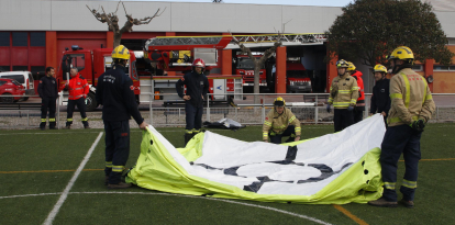 Els Bombers de Lleida ja compten amb el primer matalàs de salt per a rescats