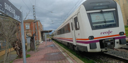 El tren s’està vuit hores aturat a l’estació de Binèfar de dilluns a divendres i sota la custòdia d’un vigilant privat.