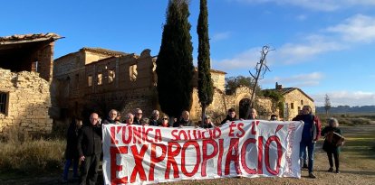 Un grup de persones concentrades davant de la Casa de Vallamanya per demanar-ne l'expropiació.