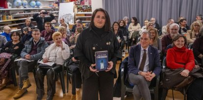 Anna Sàez va presentar ahir ‘L’enverinadora’, en una abarrotada sala d’actes de la llibreria Caselles. - GERARD HOYAS