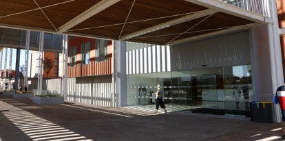 Accés a l'edifici de consultes externes a l'Hospital Arnau de Vilanova de Lleida.
