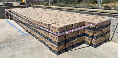 Imatge de les 370 caixes de cerveses que van trobar en un camió lleuger avariat a Vinaixa. - MOSSOS D’ESQUADRA