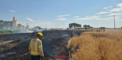 Imatge de l’incendi que hi va haver diumenge a la localitat i que va calcinar unes dos hectàrees. - BOMBERS