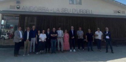 Els membres de la Taula de l’Aeroport de la Seu-Andorra es van reunir ahir al complex aeri. - AEROPORTS DE CATALUNYA