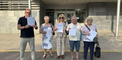 Familiars d’usuaris davant la residència, que compta amb 96 places geriàtriques i 30 de centre de dia, amb les queixes presentades. - MARC CARBONELL