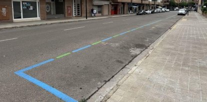 Places de zona verda sense ocupar ahir al carrer Segrià, a Joc de la Bola. - MARC CARBONELL