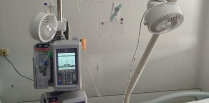 Dos ventiladors, dimecres en un llit de l’Arnau.