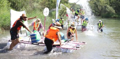 Les guerres d’aigua entre les embarcacions participants van començar tot just avarar les naus al riu, al Partidor de Gerb. - RÀDIO BALAGUER