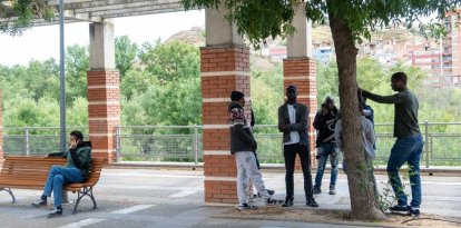 Un grup de treballadors de temporada a Fraga fa uns dies.; Array