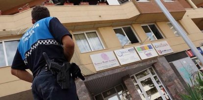 Un agent de la Policia Local de Fraga durant un servei a la capital del Baix Cinca.; Array