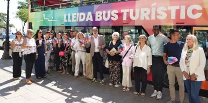 L’alcalde, Fèlix Larrosa, amb edils i tècnics de l’àrea de Turisme en la presentació del nou bus. - MAGDALENA ALTISENT