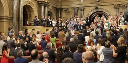 Els diputats, aplaudint representants del món local després de l’aprovació del text. - M. CODINAS