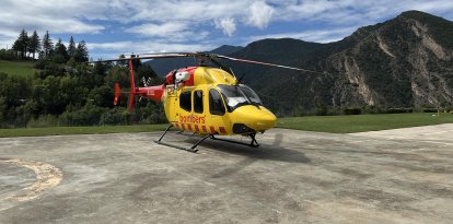 Un helicòpter de Bombers a l’heliport de Tírvia.