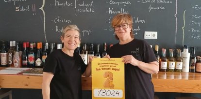 Les responsables de l'espai gastronòmic S'Abril, amb el número premiat.