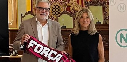 Los representantes del club, la Paeria y la empresa patrocinadora, en la presentación.