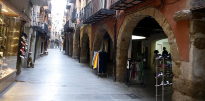 Comerços al carrer d'Avall, al centre històric de Balaguer.