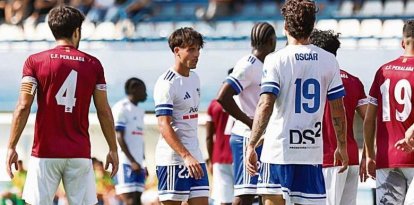 Els jugadors del Mollerussa esperant una centrada en els últims minuts del partit buscant l’empat. - JOSEP M. RIBES