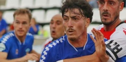 El jugador del Lleida CF David García, en una acció del partit d’ahir davant de l’Hospitalet. - ALEX SAMPER