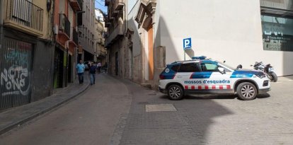 Una patrulla dels Mossos, ahir al carrer la Palma. - SEGRE