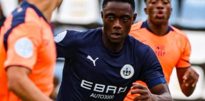 Una acció del partit entre l'Atlètic Lleida i el Barça Atlètic.