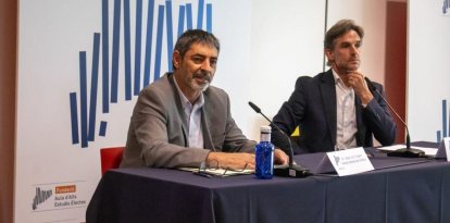 Josep Lluís Trapero (esquerra), amb Xavi Paz (dreta), ahir a la Llotja. - ÀLEX SAMPER