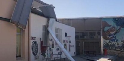 Gran ensurt a Anglesola pel fort vent: part del sostre del poliesportiu impacta a l'escola