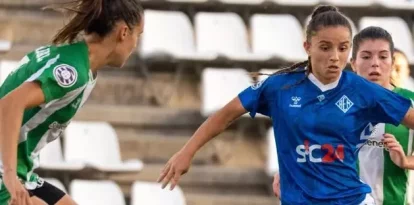 Noe Fernández, de l’AEM, controla l’esfèric davant la pressió de dos rivals. - PAU PASCUAL PRAT