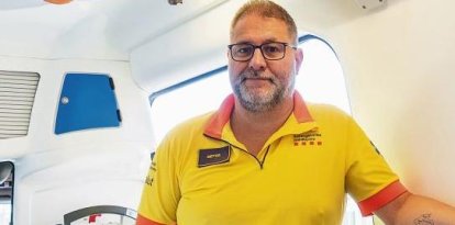 El metge Joan Bestard, en una ambulància del SEM.