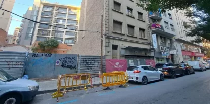 Vista de l’edifici d’Anselm Clavé que s’enderrocarà, que ja està precintat i envoltat de tanques. - SCD