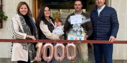 Els pares del nounat al centre juntament amb l’alcalde, Manel Solé, a la dreta. - AJUNTAMENT DE LA GRANJA D’ESCARP