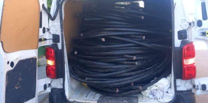 La furgoneta que feien servir els detinguts, carregada de cables de coure.
