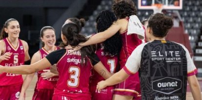 Les jugadores el Robles Lleida celebren la tercera victòria de la temporada.