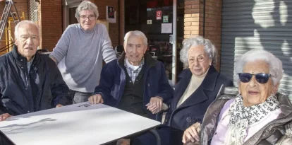 Jaume Serra, Francisco Segarra, Aurora Sala i Rosita Purgimon amb Àngels Pedrós, responsable del bar. - LAIA PEDRÓS