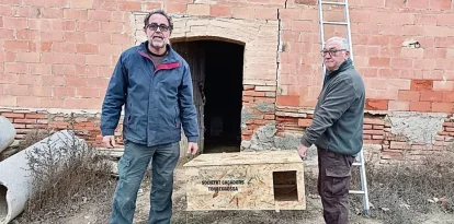 Membres de l’entitat amb una de les caixes que instal·len en una antiga cabana. - S.C.S.R