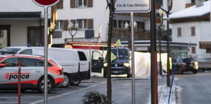 Agentes de policía se encuentran cerca del lugar donde se produjo un incendio en el bar y salón Le Constellation tras una explosión en las primeras horas de la Nochevieja, en Crans-Montana, Suiza.