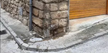 Orines en una cantonada d’un carrer del centre d’Arbeca. - A.A.