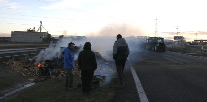 Pagesos concentrats a l'A-2 a Fondarella aquest divendres al matí.
