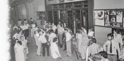 Espectadors evacuats i curiosos s’amunteguen davant el Bahía Cinema a Ramón y Cajal. - FONS GÓMEZ VIDAL/ARXIU IEI