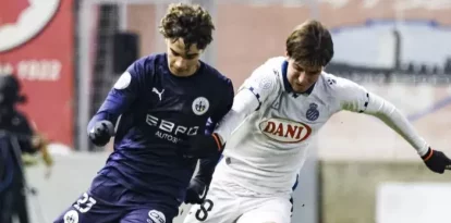 Bilal Acchiba, un dels jugadors més destacats de l’Atlètic Lleida, prova de superar en conducció un rival. - INGRID SEGURA