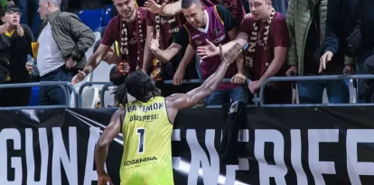 James Batemon, saludant els seguidors de Lleida a Tenerife. - ACB PHOTO/EMILIO COBOS