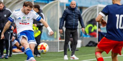 Un jugador del Mollerussa intenta fer una centrada.