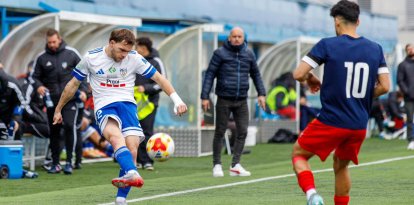 Un jugador del Mollerussa intenta fer una centrada.