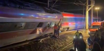 Al menos cinco personas han muerto, varias han resultado heridas y un número no precisado están atrapadas tras el descarrilamiento de dos trenes de alta velocidad en el término municipal de Adamuz (Córdoba), según han informado a EFE fuentes de la Guardia Civil.