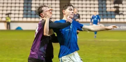 Jordi Puig, agafat a l’àrea per un rival del Can Vidalet. - ANIOL MORAL