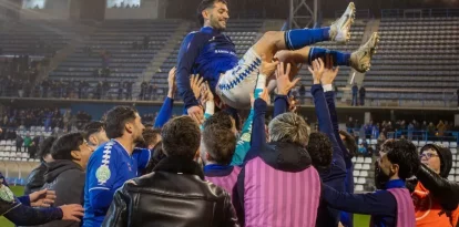 Els companys mantegen després del partit Òscar Rubio, que va oferir un breu discurs a l’afició que va acudir al Camp d’Esports per al seu comiat. - ÀLEX SAMPER